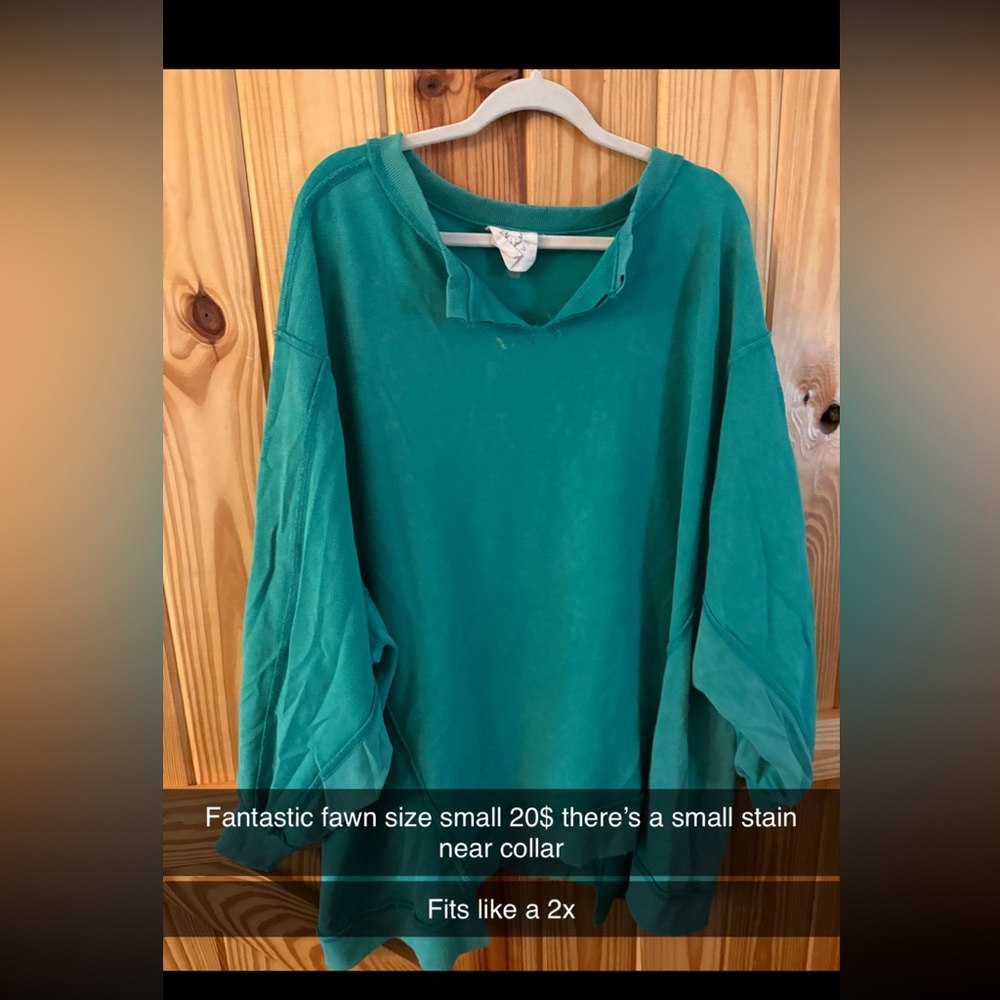 Fantastic fawn pullover green fits VERY oversized
